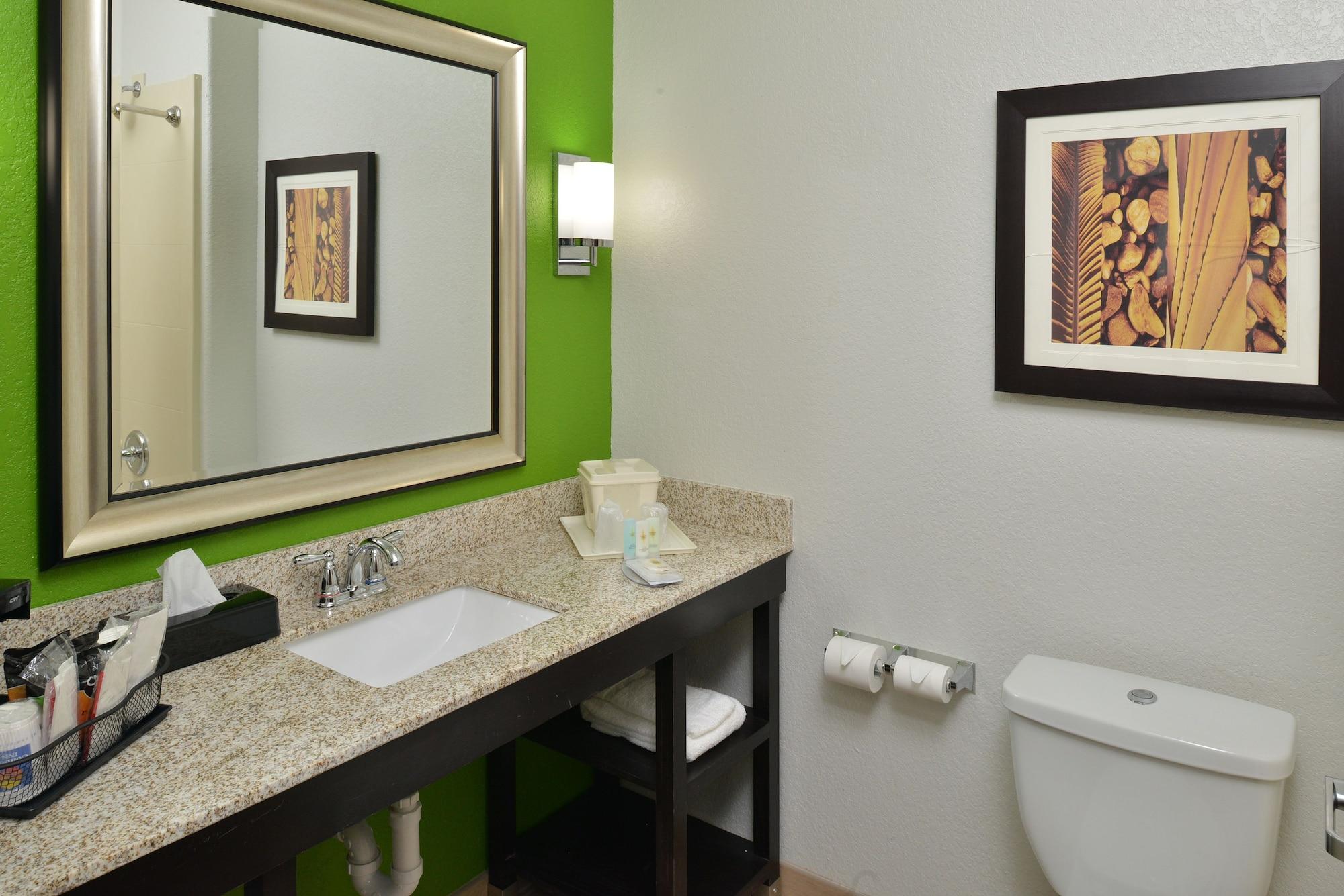 Comfort Inn & Suites Victoria North Экстерьер фото