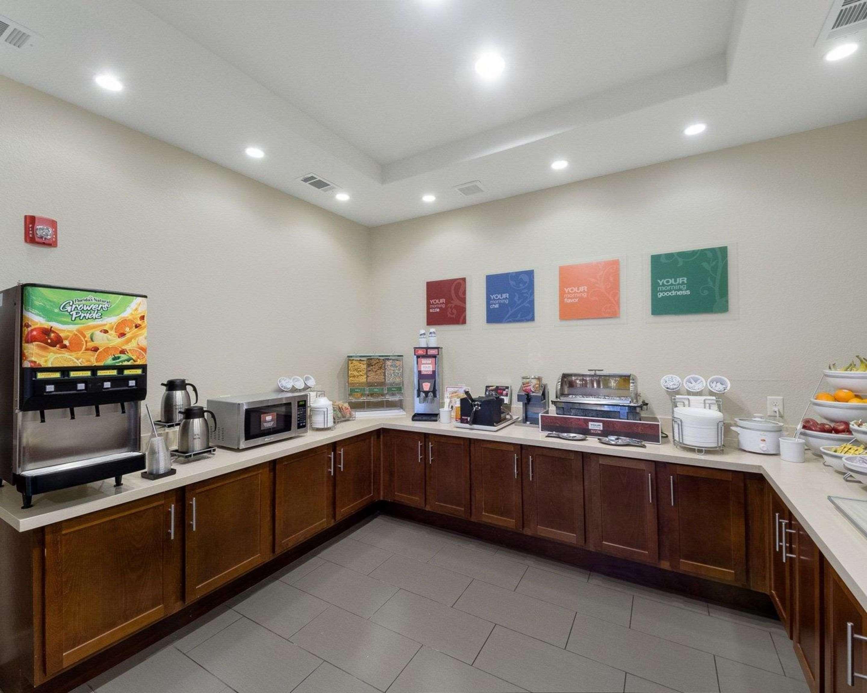 Comfort Inn & Suites Victoria North Экстерьер фото