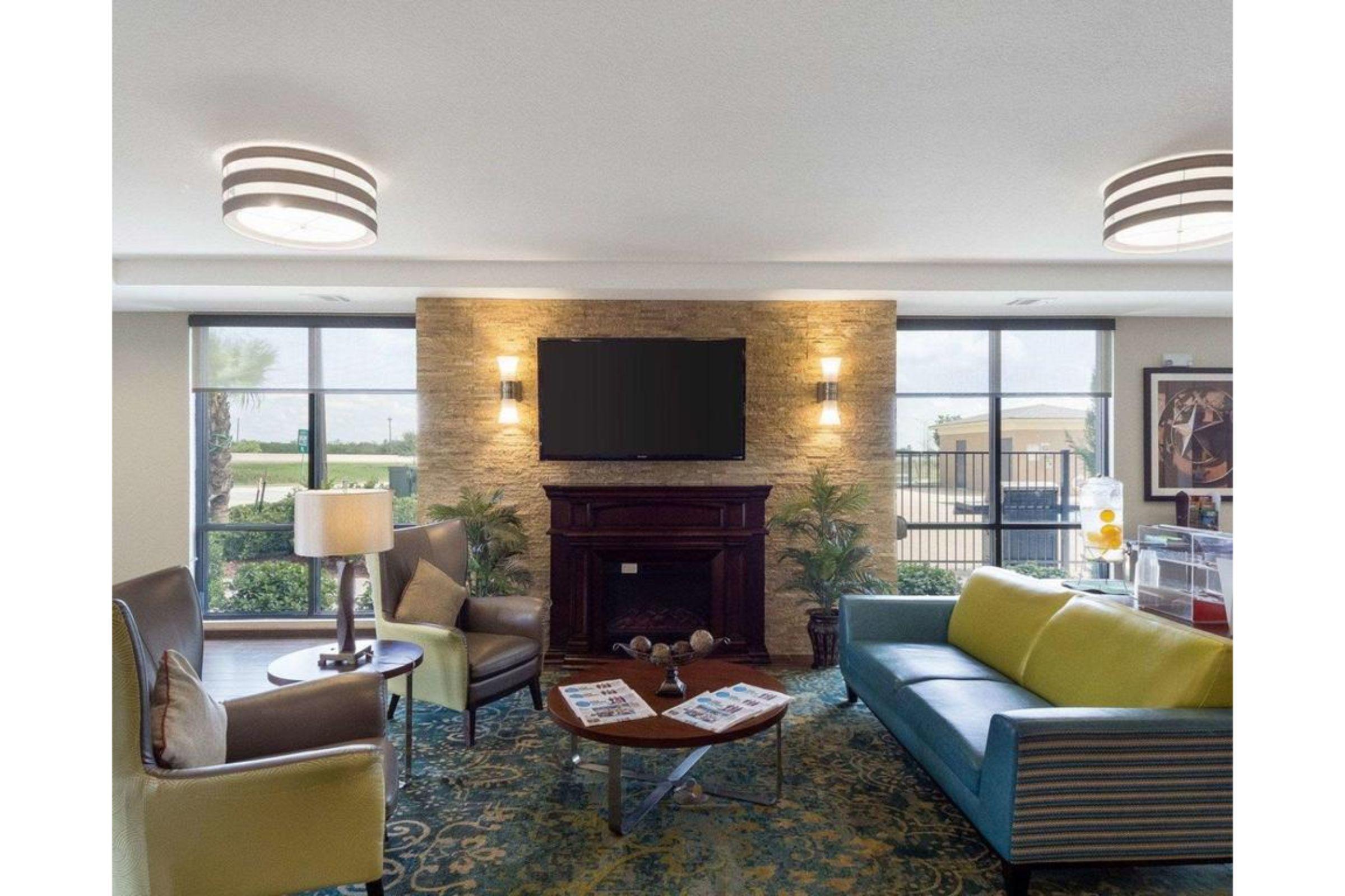 Comfort Inn & Suites Victoria North Экстерьер фото