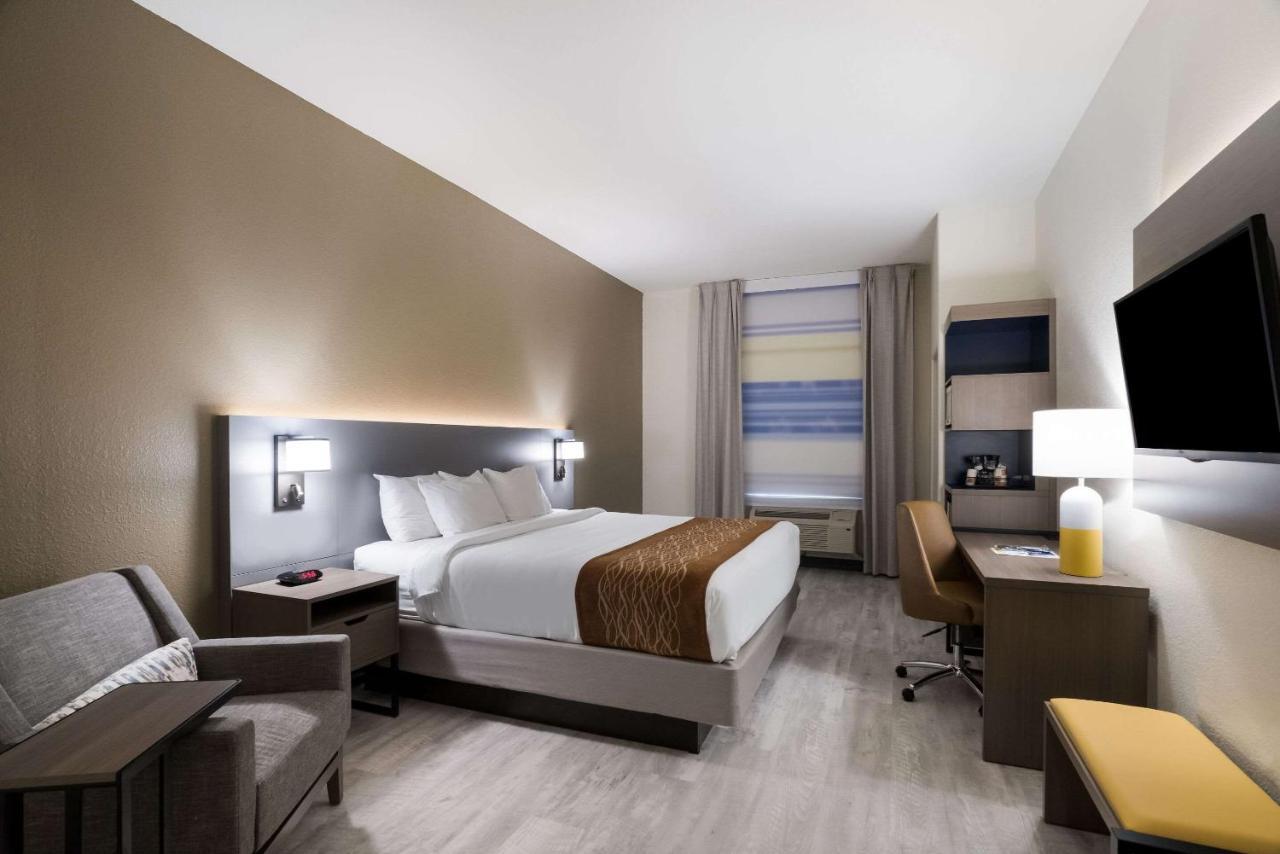 Comfort Inn & Suites Victoria North Экстерьер фото