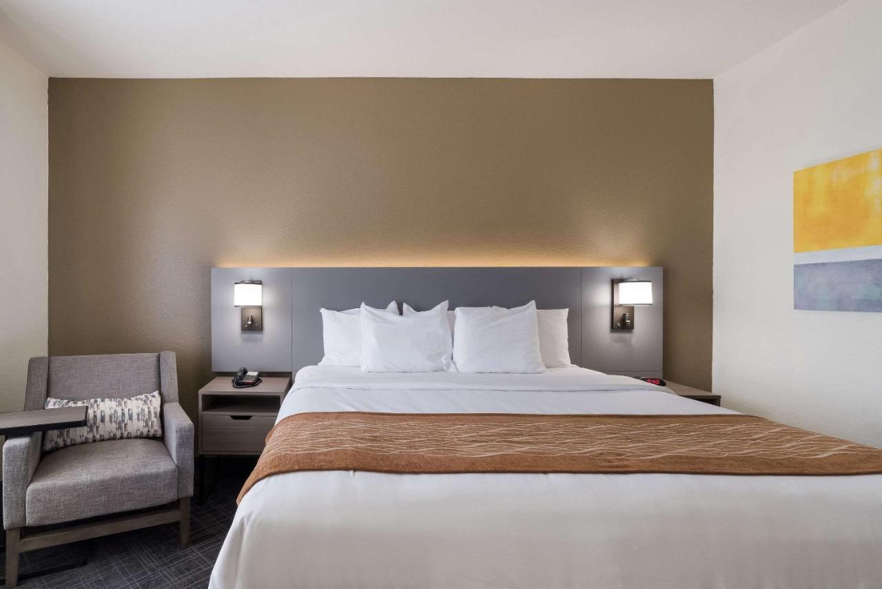 Comfort Inn & Suites Victoria North Экстерьер фото