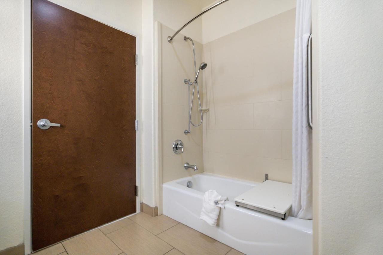 Comfort Inn & Suites Victoria North Экстерьер фото